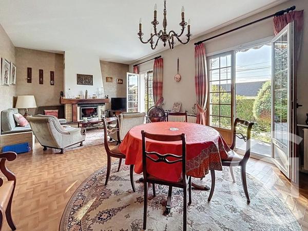 Maison à vendre  8 pièces - 130,60 m 2   VILLECRESNES  - 94