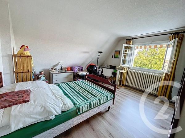 Maison à vendre  8 pièces - 130,60 m 2   VILLECRESNES  - 94