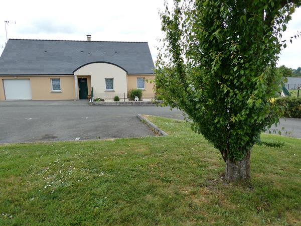 Maison de plain pied avec 4 chambres, une piscine et un terrain clos. St fraimbault de prières Maison de plain pied avec 4 chambres, une piscine et un terrain clos. St fraimbault de prières
