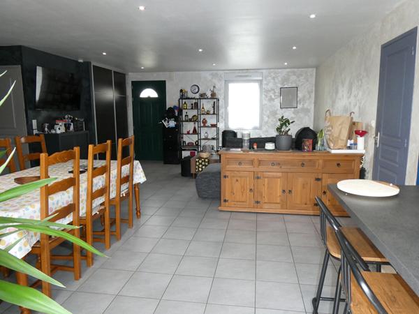 Maison de plain pied avec 4 chambres, une piscine et un terrain clos. St fraimbault de prières Maison de plain pied avec 4 chambres, une piscine et un terrain clos. St fraimbault de prières