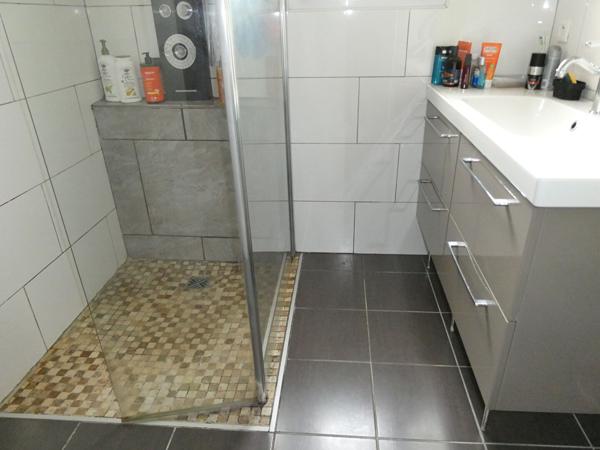 Maison de plain pied avec 4 chambres, une piscine et un terrain clos. St fraimbault de prières Maison de plain pied avec 4 chambres, une piscine et un terrain clos. St fraimbault de prières