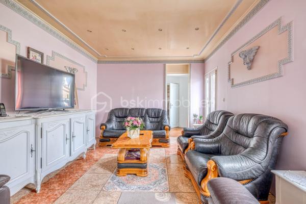 UNE BELLE OPPORTUNITÉ DANS L'UN DES SECTEURS LES PLUS RECHERCHÉS DE LIVRY-GARGAN.

Située dans le QUARTIER MARX DORMOY, réputé pour son environnement pavillonnaire, sa proximité des écoles, des commerces et des transports, cette maison de  séduira les familles en quête d'un cadre de vie agréable et pratique.

Bien entretenue et fonctionnelle, elle se compose, au rez-de-chaussée, d'une cuisine, d'une salle à manger conviviale, d'une chambre, d'une salle de bains avec WC ainsi que d'un WC indépendant, offrant la possibilité d'une VIE DE PLAIN-PIED.

À l'étage, un palier dessert DEUX CHAMBRES, une douche s ainsi qu'un  accès au grenier, idéal pour le rangement.

À l'extérieur, vous profiterez d'espaces annexes particulièrement appréciables : une BUANDERIE AVEC CUISINE D'ÉTÉ, un CELLIER, un ATELIER, une COUR PERMETTANT LE STATIONNEMENT DE PLUSIEURS VÉHICULES ainsi qu'un JARDIN, parfait pour les moments de détente en famille.

LES ATOUTS DU BIEN

- QUARTIER MARX DORMOY, SECTEUR RECHERCHÉ DE LIVRY-GARGAN
- MAISON BIEN ENTRETENUE
- 3 CHAMBRES, DONT UNE AU REZ-DE-CHAUSSÉE
-  2 WC
- BUANDERIE AVEC CUISINE D'ÉTÉ
- CELLIER ET ATELIER
- COUR DE STATIONNEMENT
- JARDIN PRIVATIF

Cette maison offre un excellent compromis entre confort, fonctionnalité et potentiel d'aménagement. Son emplacement privilégié, associé à ses nombreuses dépendances et à son agréable extérieur, en fait un bien rare sur le secteur.

UNE VISITE S'IMPOSE !