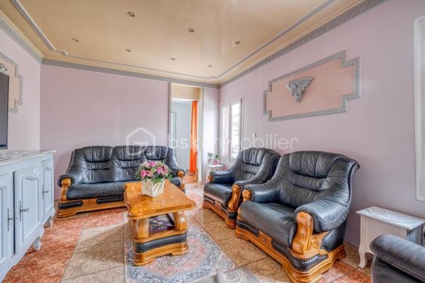 UNE BELLE OPPORTUNITÉ DANS L'UN DES SECTEURS LES PLUS RECHERCHÉS DE LIVRY-GARGAN.

Située dans le QUARTIER MARX DORMOY, réputé pour son environnement pavillonnaire, sa proximité des écoles, des commerces et des transports, cette maison de  séduira les familles en quête d'un cadre de vie agréable et pratique.

Bien entretenue et fonctionnelle, elle se compose, au rez-de-chaussée, d'une cuisine, d'une salle à manger conviviale, d'une chambre, d'une salle de bains avec WC ainsi que d'un WC indépendant, offrant la possibilité d'une VIE DE PLAIN-PIED.

À l'étage, un palier dessert DEUX CHAMBRES, une douche s ainsi qu'un  accès au grenier, idéal pour le rangement.

À l'extérieur, vous profiterez d'espaces annexes particulièrement appréciables : une BUANDERIE AVEC CUISINE D'ÉTÉ, un CELLIER, un ATELIER, une COUR PERMETTANT LE STATIONNEMENT DE PLUSIEURS VÉHICULES ainsi qu'un JARDIN, parfait pour les moments de détente en famille.

LES ATOUTS DU BIEN

- QUARTIER MARX DORMOY, SECTEUR RECHERCHÉ DE LIVRY-GARGAN
- MAISON BIEN ENTRETENUE
- 3 CHAMBRES, DONT UNE AU REZ-DE-CHAUSSÉE
-  2 WC
- BUANDERIE AVEC CUISINE D'ÉTÉ
- CELLIER ET ATELIER
- COUR DE STATIONNEMENT
- JARDIN PRIVATIF

Cette maison offre un excellent compromis entre confort, fonctionnalité et potentiel d'aménagement. Son emplacement privilégié, associé à ses nombreuses dépendances et à son agréable extérieur, en fait un bien rare sur le secteur.

UNE VISITE S'IMPOSE !