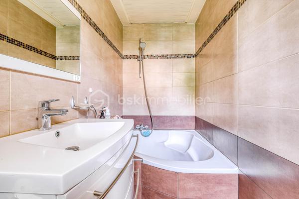 UNE BELLE OPPORTUNITÉ DANS L'UN DES SECTEURS LES PLUS RECHERCHÉS DE LIVRY-GARGAN.

Située dans le QUARTIER MARX DORMOY, réputé pour son environnement pavillonnaire, sa proximité des écoles, des commerces et des transports, cette maison de  séduira les familles en quête d'un cadre de vie agréable et pratique.

Bien entretenue et fonctionnelle, elle se compose, au rez-de-chaussée, d'une cuisine, d'une salle à manger conviviale, d'une chambre, d'une salle de bains avec WC ainsi que d'un WC indépendant, offrant la possibilité d'une VIE DE PLAIN-PIED.

À l'étage, un palier dessert DEUX CHAMBRES, une douche s ainsi qu'un  accès au grenier, idéal pour le rangement.

À l'extérieur, vous profiterez d'espaces annexes particulièrement appréciables : une BUANDERIE AVEC CUISINE D'ÉTÉ, un CELLIER, un ATELIER, une COUR PERMETTANT LE STATIONNEMENT DE PLUSIEURS VÉHICULES ainsi qu'un JARDIN, parfait pour les moments de détente en famille.

LES ATOUTS DU BIEN

- QUARTIER MARX DORMOY, SECTEUR RECHERCHÉ DE LIVRY-GARGAN
- MAISON BIEN ENTRETENUE
- 3 CHAMBRES, DONT UNE AU REZ-DE-CHAUSSÉE
-  2 WC
- BUANDERIE AVEC CUISINE D'ÉTÉ
- CELLIER ET ATELIER
- COUR DE STATIONNEMENT
- JARDIN PRIVATIF

Cette maison offre un excellent compromis entre confort, fonctionnalité et potentiel d'aménagement. Son emplacement privilégié, associé à ses nombreuses dépendances et à son agréable extérieur, en fait un bien rare sur le secteur.

UNE VISITE S'IMPOSE !