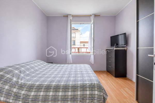 UNE BELLE OPPORTUNITÉ DANS L'UN DES SECTEURS LES PLUS RECHERCHÉS DE LIVRY-GARGAN.

Située dans le QUARTIER MARX DORMOY, réputé pour son environnement pavillonnaire, sa proximité des écoles, des commerces et des transports, cette maison de  séduira les familles en quête d'un cadre de vie agréable et pratique.

Bien entretenue et fonctionnelle, elle se compose, au rez-de-chaussée, d'une cuisine, d'une salle à manger conviviale, d'une chambre, d'une salle de bains avec WC ainsi que d'un WC indépendant, offrant la possibilité d'une VIE DE PLAIN-PIED.

À l'étage, un palier dessert DEUX CHAMBRES, une douche s ainsi qu'un  accès au grenier, idéal pour le rangement.

À l'extérieur, vous profiterez d'espaces annexes particulièrement appréciables : une BUANDERIE AVEC CUISINE D'ÉTÉ, un CELLIER, un ATELIER, une COUR PERMETTANT LE STATIONNEMENT DE PLUSIEURS VÉHICULES ainsi qu'un JARDIN, parfait pour les moments de détente en famille.

LES ATOUTS DU BIEN

- QUARTIER MARX DORMOY, SECTEUR RECHERCHÉ DE LIVRY-GARGAN
- MAISON BIEN ENTRETENUE
- 3 CHAMBRES, DONT UNE AU REZ-DE-CHAUSSÉE
-  2 WC
- BUANDERIE AVEC CUISINE D'ÉTÉ
- CELLIER ET ATELIER
- COUR DE STATIONNEMENT
- JARDIN PRIVATIF

Cette maison offre un excellent compromis entre confort, fonctionnalité et potentiel d'aménagement. Son emplacement privilégié, associé à ses nombreuses dépendances et à son agréable extérieur, en fait un bien rare sur le secteur.

UNE VISITE S'IMPOSE !