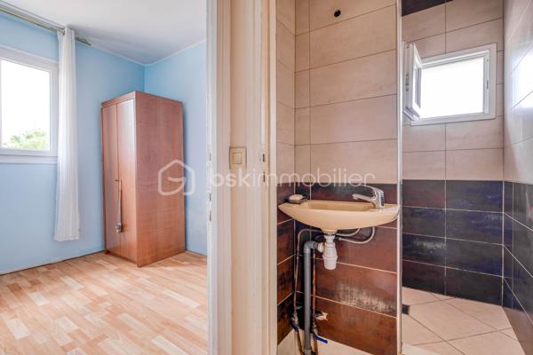 UNE BELLE OPPORTUNITÉ DANS L'UN DES SECTEURS LES PLUS RECHERCHÉS DE LIVRY-GARGAN.

Située dans le QUARTIER MARX DORMOY, réputé pour son environnement pavillonnaire, sa proximité des écoles, des commerces et des transports, cette maison de  séduira les familles en quête d'un cadre de vie agréable et pratique.

Bien entretenue et fonctionnelle, elle se compose, au rez-de-chaussée, d'une cuisine, d'une salle à manger conviviale, d'une chambre, d'une salle de bains avec WC ainsi que d'un WC indépendant, offrant la possibilité d'une VIE DE PLAIN-PIED.

À l'étage, un palier dessert DEUX CHAMBRES, une douche s ainsi qu'un  accès au grenier, idéal pour le rangement.

À l'extérieur, vous profiterez d'espaces annexes particulièrement appréciables : une BUANDERIE AVEC CUISINE D'ÉTÉ, un CELLIER, un ATELIER, une COUR PERMETTANT LE STATIONNEMENT DE PLUSIEURS VÉHICULES ainsi qu'un JARDIN, parfait pour les moments de détente en famille.

LES ATOUTS DU BIEN

- QUARTIER MARX DORMOY, SECTEUR RECHERCHÉ DE LIVRY-GARGAN
- MAISON BIEN ENTRETENUE
- 3 CHAMBRES, DONT UNE AU REZ-DE-CHAUSSÉE
-  2 WC
- BUANDERIE AVEC CUISINE D'ÉTÉ
- CELLIER ET ATELIER
- COUR DE STATIONNEMENT
- JARDIN PRIVATIF

Cette maison offre un excellent compromis entre confort, fonctionnalité et potentiel d'aménagement. Son emplacement privilégié, associé à ses nombreuses dépendances et à son agréable extérieur, en fait un bien rare sur le secteur.

UNE VISITE S'IMPOSE !