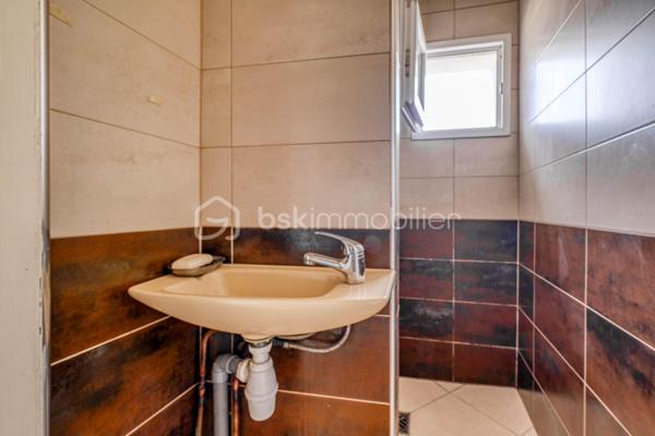 UNE BELLE OPPORTUNITÉ DANS L'UN DES SECTEURS LES PLUS RECHERCHÉS DE LIVRY-GARGAN.

Située dans le QUARTIER MARX DORMOY, réputé pour son environnement pavillonnaire, sa proximité des écoles, des commerces et des transports, cette maison de  séduira les familles en quête d'un cadre de vie agréable et pratique.

Bien entretenue et fonctionnelle, elle se compose, au rez-de-chaussée, d'une cuisine, d'une salle à manger conviviale, d'une chambre, d'une salle de bains avec WC ainsi que d'un WC indépendant, offrant la possibilité d'une VIE DE PLAIN-PIED.

À l'étage, un palier dessert DEUX CHAMBRES, une douche s ainsi qu'un  accès au grenier, idéal pour le rangement.

À l'extérieur, vous profiterez d'espaces annexes particulièrement appréciables : une BUANDERIE AVEC CUISINE D'ÉTÉ, un CELLIER, un ATELIER, une COUR PERMETTANT LE STATIONNEMENT DE PLUSIEURS VÉHICULES ainsi qu'un JARDIN, parfait pour les moments de détente en famille.

LES ATOUTS DU BIEN

- QUARTIER MARX DORMOY, SECTEUR RECHERCHÉ DE LIVRY-GARGAN
- MAISON BIEN ENTRETENUE
- 3 CHAMBRES, DONT UNE AU REZ-DE-CHAUSSÉE
-  2 WC
- BUANDERIE AVEC CUISINE D'ÉTÉ
- CELLIER ET ATELIER
- COUR DE STATIONNEMENT
- JARDIN PRIVATIF

Cette maison offre un excellent compromis entre confort, fonctionnalité et potentiel d'aménagement. Son emplacement privilégié, associé à ses nombreuses dépendances et à son agréable extérieur, en fait un bien rare sur le secteur.

UNE VISITE S'IMPOSE !