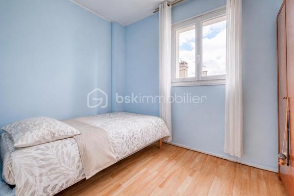 UNE BELLE OPPORTUNITÉ DANS L'UN DES SECTEURS LES PLUS RECHERCHÉS DE LIVRY-GARGAN.

Située dans le QUARTIER MARX DORMOY, réputé pour son environnement pavillonnaire, sa proximité des écoles, des commerces et des transports, cette maison de  séduira les familles en quête d'un cadre de vie agréable et pratique.

Bien entretenue et fonctionnelle, elle se compose, au rez-de-chaussée, d'une cuisine, d'une salle à manger conviviale, d'une chambre, d'une salle de bains avec WC ainsi que d'un WC indépendant, offrant la possibilité d'une VIE DE PLAIN-PIED.

À l'étage, un palier dessert DEUX CHAMBRES, une douche s ainsi qu'un  accès au grenier, idéal pour le rangement.

À l'extérieur, vous profiterez d'espaces annexes particulièrement appréciables : une BUANDERIE AVEC CUISINE D'ÉTÉ, un CELLIER, un ATELIER, une COUR PERMETTANT LE STATIONNEMENT DE PLUSIEURS VÉHICULES ainsi qu'un JARDIN, parfait pour les moments de détente en famille.

LES ATOUTS DU BIEN

- QUARTIER MARX DORMOY, SECTEUR RECHERCHÉ DE LIVRY-GARGAN
- MAISON BIEN ENTRETENUE
- 3 CHAMBRES, DONT UNE AU REZ-DE-CHAUSSÉE
-  2 WC
- BUANDERIE AVEC CUISINE D'ÉTÉ
- CELLIER ET ATELIER
- COUR DE STATIONNEMENT
- JARDIN PRIVATIF

Cette maison offre un excellent compromis entre confort, fonctionnalité et potentiel d'aménagement. Son emplacement privilégié, associé à ses nombreuses dépendances et à son agréable extérieur, en fait un bien rare sur le secteur.

UNE VISITE S'IMPOSE !