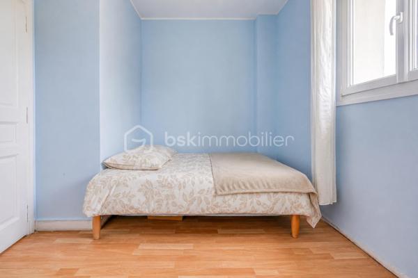 UNE BELLE OPPORTUNITÉ DANS L'UN DES SECTEURS LES PLUS RECHERCHÉS DE LIVRY-GARGAN.

Située dans le QUARTIER MARX DORMOY, réputé pour son environnement pavillonnaire, sa proximité des écoles, des commerces et des transports, cette maison de  séduira les familles en quête d'un cadre de vie agréable et pratique.

Bien entretenue et fonctionnelle, elle se compose, au rez-de-chaussée, d'une cuisine, d'une salle à manger conviviale, d'une chambre, d'une salle de bains avec WC ainsi que d'un WC indépendant, offrant la possibilité d'une VIE DE PLAIN-PIED.

À l'étage, un palier dessert DEUX CHAMBRES, une douche s ainsi qu'un  accès au grenier, idéal pour le rangement.

À l'extérieur, vous profiterez d'espaces annexes particulièrement appréciables : une BUANDERIE AVEC CUISINE D'ÉTÉ, un CELLIER, un ATELIER, une COUR PERMETTANT LE STATIONNEMENT DE PLUSIEURS VÉHICULES ainsi qu'un JARDIN, parfait pour les moments de détente en famille.

LES ATOUTS DU BIEN

- QUARTIER MARX DORMOY, SECTEUR RECHERCHÉ DE LIVRY-GARGAN
- MAISON BIEN ENTRETENUE
- 3 CHAMBRES, DONT UNE AU REZ-DE-CHAUSSÉE
-  2 WC
- BUANDERIE AVEC CUISINE D'ÉTÉ
- CELLIER ET ATELIER
- COUR DE STATIONNEMENT
- JARDIN PRIVATIF

Cette maison offre un excellent compromis entre confort, fonctionnalité et potentiel d'aménagement. Son emplacement privilégié, associé à ses nombreuses dépendances et à son agréable extérieur, en fait un bien rare sur le secteur.

UNE VISITE S'IMPOSE !
