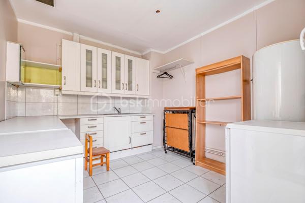 UNE BELLE OPPORTUNITÉ DANS L'UN DES SECTEURS LES PLUS RECHERCHÉS DE LIVRY-GARGAN.

Située dans le QUARTIER MARX DORMOY, réputé pour son environnement pavillonnaire, sa proximité des écoles, des commerces et des transports, cette maison de  séduira les familles en quête d'un cadre de vie agréable et pratique.

Bien entretenue et fonctionnelle, elle se compose, au rez-de-chaussée, d'une cuisine, d'une salle à manger conviviale, d'une chambre, d'une salle de bains avec WC ainsi que d'un WC indépendant, offrant la possibilité d'une VIE DE PLAIN-PIED.

À l'étage, un palier dessert DEUX CHAMBRES, une douche s ainsi qu'un  accès au grenier, idéal pour le rangement.

À l'extérieur, vous profiterez d'espaces annexes particulièrement appréciables : une BUANDERIE AVEC CUISINE D'ÉTÉ, un CELLIER, un ATELIER, une COUR PERMETTANT LE STATIONNEMENT DE PLUSIEURS VÉHICULES ainsi qu'un JARDIN, parfait pour les moments de détente en famille.

LES ATOUTS DU BIEN

- QUARTIER MARX DORMOY, SECTEUR RECHERCHÉ DE LIVRY-GARGAN
- MAISON BIEN ENTRETENUE
- 3 CHAMBRES, DONT UNE AU REZ-DE-CHAUSSÉE
-  2 WC
- BUANDERIE AVEC CUISINE D'ÉTÉ
- CELLIER ET ATELIER
- COUR DE STATIONNEMENT
- JARDIN PRIVATIF

Cette maison offre un excellent compromis entre confort, fonctionnalité et potentiel d'aménagement. Son emplacement privilégié, associé à ses nombreuses dépendances et à son agréable extérieur, en fait un bien rare sur le secteur.

UNE VISITE S'IMPOSE !