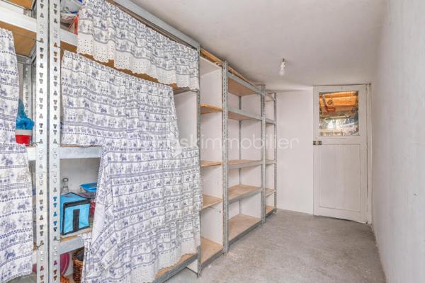 UNE BELLE OPPORTUNITÉ DANS L'UN DES SECTEURS LES PLUS RECHERCHÉS DE LIVRY-GARGAN.

Située dans le QUARTIER MARX DORMOY, réputé pour son environnement pavillonnaire, sa proximité des écoles, des commerces et des transports, cette maison de  séduira les familles en quête d'un cadre de vie agréable et pratique.

Bien entretenue et fonctionnelle, elle se compose, au rez-de-chaussée, d'une cuisine, d'une salle à manger conviviale, d'une chambre, d'une salle de bains avec WC ainsi que d'un WC indépendant, offrant la possibilité d'une VIE DE PLAIN-PIED.

À l'étage, un palier dessert DEUX CHAMBRES, une douche s ainsi qu'un  accès au grenier, idéal pour le rangement.

À l'extérieur, vous profiterez d'espaces annexes particulièrement appréciables : une BUANDERIE AVEC CUISINE D'ÉTÉ, un CELLIER, un ATELIER, une COUR PERMETTANT LE STATIONNEMENT DE PLUSIEURS VÉHICULES ainsi qu'un JARDIN, parfait pour les moments de détente en famille.

LES ATOUTS DU BIEN

- QUARTIER MARX DORMOY, SECTEUR RECHERCHÉ DE LIVRY-GARGAN
- MAISON BIEN ENTRETENUE
- 3 CHAMBRES, DONT UNE AU REZ-DE-CHAUSSÉE
-  2 WC
- BUANDERIE AVEC CUISINE D'ÉTÉ
- CELLIER ET ATELIER
- COUR DE STATIONNEMENT
- JARDIN PRIVATIF

Cette maison offre un excellent compromis entre confort, fonctionnalité et potentiel d'aménagement. Son emplacement privilégié, associé à ses nombreuses dépendances et à son agréable extérieur, en fait un bien rare sur le secteur.

UNE VISITE S'IMPOSE !