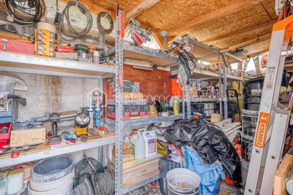 UNE BELLE OPPORTUNITÉ DANS L'UN DES SECTEURS LES PLUS RECHERCHÉS DE LIVRY-GARGAN.

Située dans le QUARTIER MARX DORMOY, réputé pour son environnement pavillonnaire, sa proximité des écoles, des commerces et des transports, cette maison de  séduira les familles en quête d'un cadre de vie agréable et pratique.

Bien entretenue et fonctionnelle, elle se compose, au rez-de-chaussée, d'une cuisine, d'une salle à manger conviviale, d'une chambre, d'une salle de bains avec WC ainsi que d'un WC indépendant, offrant la possibilité d'une VIE DE PLAIN-PIED.

À l'étage, un palier dessert DEUX CHAMBRES, une douche s ainsi qu'un  accès au grenier, idéal pour le rangement.

À l'extérieur, vous profiterez d'espaces annexes particulièrement appréciables : une BUANDERIE AVEC CUISINE D'ÉTÉ, un CELLIER, un ATELIER, une COUR PERMETTANT LE STATIONNEMENT DE PLUSIEURS VÉHICULES ainsi qu'un JARDIN, parfait pour les moments de détente en famille.

LES ATOUTS DU BIEN

- QUARTIER MARX DORMOY, SECTEUR RECHERCHÉ DE LIVRY-GARGAN
- MAISON BIEN ENTRETENUE
- 3 CHAMBRES, DONT UNE AU REZ-DE-CHAUSSÉE
-  2 WC
- BUANDERIE AVEC CUISINE D'ÉTÉ
- CELLIER ET ATELIER
- COUR DE STATIONNEMENT
- JARDIN PRIVATIF

Cette maison offre un excellent compromis entre confort, fonctionnalité et potentiel d'aménagement. Son emplacement privilégié, associé à ses nombreuses dépendances et à son agréable extérieur, en fait un bien rare sur le secteur.

UNE VISITE S'IMPOSE !