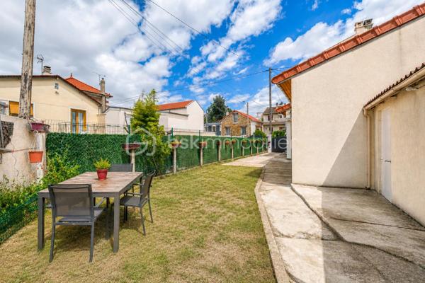 UNE BELLE OPPORTUNITÉ DANS L'UN DES SECTEURS LES PLUS RECHERCHÉS DE LIVRY-GARGAN.

Située dans le QUARTIER MARX DORMOY, réputé pour son environnement pavillonnaire, sa proximité des écoles, des commerces et des transports, cette maison de  séduira les familles en quête d'un cadre de vie agréable et pratique.

Bien entretenue et fonctionnelle, elle se compose, au rez-de-chaussée, d'une cuisine, d'une salle à manger conviviale, d'une chambre, d'une salle de bains avec WC ainsi que d'un WC indépendant, offrant la possibilité d'une VIE DE PLAIN-PIED.

À l'étage, un palier dessert DEUX CHAMBRES, une douche s ainsi qu'un  accès au grenier, idéal pour le rangement.

À l'extérieur, vous profiterez d'espaces annexes particulièrement appréciables : une BUANDERIE AVEC CUISINE D'ÉTÉ, un CELLIER, un ATELIER, une COUR PERMETTANT LE STATIONNEMENT DE PLUSIEURS VÉHICULES ainsi qu'un JARDIN, parfait pour les moments de détente en famille.

LES ATOUTS DU BIEN

- QUARTIER MARX DORMOY, SECTEUR RECHERCHÉ DE LIVRY-GARGAN
- MAISON BIEN ENTRETENUE
- 3 CHAMBRES, DONT UNE AU REZ-DE-CHAUSSÉE
-  2 WC
- BUANDERIE AVEC CUISINE D'ÉTÉ
- CELLIER ET ATELIER
- COUR DE STATIONNEMENT
- JARDIN PRIVATIF

Cette maison offre un excellent compromis entre confort, fonctionnalité et potentiel d'aménagement. Son emplacement privilégié, associé à ses nombreuses dépendances et à son agréable extérieur, en fait un bien rare sur le secteur.

UNE VISITE S'IMPOSE !