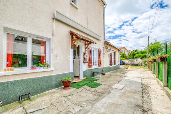 UNE BELLE OPPORTUNITÉ DANS L'UN DES SECTEURS LES PLUS RECHERCHÉS DE LIVRY-GARGAN.

Située dans le QUARTIER MARX DORMOY, réputé pour son environnement pavillonnaire, sa proximité des écoles, des commerces et des transports, cette maison de  séduira les familles en quête d'un cadre de vie agréable et pratique.

Bien entretenue et fonctionnelle, elle se compose, au rez-de-chaussée, d'une cuisine, d'une salle à manger conviviale, d'une chambre, d'une salle de bains avec WC ainsi que d'un WC indépendant, offrant la possibilité d'une VIE DE PLAIN-PIED.

À l'étage, un palier dessert DEUX CHAMBRES, une douche s ainsi qu'un  accès au grenier, idéal pour le rangement.

À l'extérieur, vous profiterez d'espaces annexes particulièrement appréciables : une BUANDERIE AVEC CUISINE D'ÉTÉ, un CELLIER, un ATELIER, une COUR PERMETTANT LE STATIONNEMENT DE PLUSIEURS VÉHICULES ainsi qu'un JARDIN, parfait pour les moments de détente en famille.

LES ATOUTS DU BIEN

- QUARTIER MARX DORMOY, SECTEUR RECHERCHÉ DE LIVRY-GARGAN
- MAISON BIEN ENTRETENUE
- 3 CHAMBRES, DONT UNE AU REZ-DE-CHAUSSÉE
-  2 WC
- BUANDERIE AVEC CUISINE D'ÉTÉ
- CELLIER ET ATELIER
- COUR DE STATIONNEMENT
- JARDIN PRIVATIF

Cette maison offre un excellent compromis entre confort, fonctionnalité et potentiel d'aménagement. Son emplacement privilégié, associé à ses nombreuses dépendances et à son agréable extérieur, en fait un bien rare sur le secteur.

UNE VISITE S'IMPOSE !