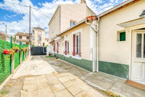 UNE BELLE OPPORTUNITÉ DANS L'UN DES SECTEURS LES PLUS RECHERCHÉS DE LIVRY-GARGAN.

Située dans le QUARTIER MARX DORMOY, réputé pour son environnement pavillonnaire, sa proximité des écoles, des commerces et des transports, cette maison de  séduira les familles en quête d'un cadre de vie agréable et pratique.

Bien entretenue et fonctionnelle, elle se compose, au rez-de-chaussée, d'une cuisine, d'une salle à manger conviviale, d'une chambre, d'une salle de bains avec WC ainsi que d'un WC indépendant, offrant la possibilité d'une VIE DE PLAIN-PIED.

À l'étage, un palier dessert DEUX CHAMBRES, une douche s ainsi qu'un  accès au grenier, idéal pour le rangement.

À l'extérieur, vous profiterez d'espaces annexes particulièrement appréciables : une BUANDERIE AVEC CUISINE D'ÉTÉ, un CELLIER, un ATELIER, une COUR PERMETTANT LE STATIONNEMENT DE PLUSIEURS VÉHICULES ainsi qu'un JARDIN, parfait pour les moments de détente en famille.

LES ATOUTS DU BIEN

- QUARTIER MARX DORMOY, SECTEUR RECHERCHÉ DE LIVRY-GARGAN
- MAISON BIEN ENTRETENUE
- 3 CHAMBRES, DONT UNE AU REZ-DE-CHAUSSÉE
-  2 WC
- BUANDERIE AVEC CUISINE D'ÉTÉ
- CELLIER ET ATELIER
- COUR DE STATIONNEMENT
- JARDIN PRIVATIF

Cette maison offre un excellent compromis entre confort, fonctionnalité et potentiel d'aménagement. Son emplacement privilégié, associé à ses nombreuses dépendances et à son agréable extérieur, en fait un bien rare sur le secteur.

UNE VISITE S'IMPOSE !