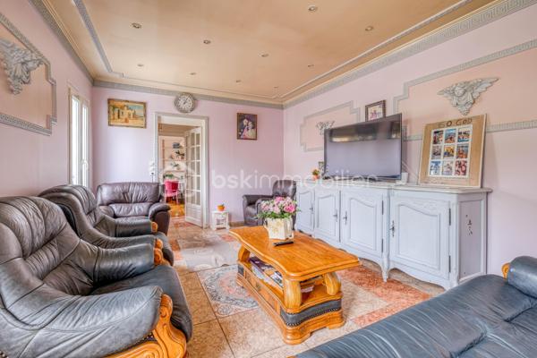 UNE BELLE OPPORTUNITÉ DANS L'UN DES SECTEURS LES PLUS RECHERCHÉS DE LIVRY-GARGAN.

Située dans le QUARTIER MARX DORMOY, réputé pour son environnement pavillonnaire, sa proximité des écoles, des commerces et des transports, cette maison de  séduira les familles en quête d'un cadre de vie agréable et pratique.

Bien entretenue et fonctionnelle, elle se compose, au rez-de-chaussée, d'une cuisine, d'une salle à manger conviviale, d'une chambre, d'une salle de bains avec WC ainsi que d'un WC indépendant, offrant la possibilité d'une VIE DE PLAIN-PIED.

À l'étage, un palier dessert DEUX CHAMBRES, une douche s ainsi qu'un  accès au grenier, idéal pour le rangement.

À l'extérieur, vous profiterez d'espaces annexes particulièrement appréciables : une BUANDERIE AVEC CUISINE D'ÉTÉ, un CELLIER, un ATELIER, une COUR PERMETTANT LE STATIONNEMENT DE PLUSIEURS VÉHICULES ainsi qu'un JARDIN, parfait pour les moments de détente en famille.

LES ATOUTS DU BIEN

- QUARTIER MARX DORMOY, SECTEUR RECHERCHÉ DE LIVRY-GARGAN
- MAISON BIEN ENTRETENUE
- 3 CHAMBRES, DONT UNE AU REZ-DE-CHAUSSÉE
-  2 WC
- BUANDERIE AVEC CUISINE D'ÉTÉ
- CELLIER ET ATELIER
- COUR DE STATIONNEMENT
- JARDIN PRIVATIF

Cette maison offre un excellent compromis entre confort, fonctionnalité et potentiel d'aménagement. Son emplacement privilégié, associé à ses nombreuses dépendances et à son agréable extérieur, en fait un bien rare sur le secteur.

UNE VISITE S'IMPOSE !