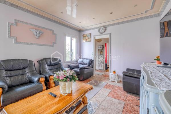 UNE BELLE OPPORTUNITÉ DANS L'UN DES SECTEURS LES PLUS RECHERCHÉS DE LIVRY-GARGAN.

Située dans le QUARTIER MARX DORMOY, réputé pour son environnement pavillonnaire, sa proximité des écoles, des commerces et des transports, cette maison de  séduira les familles en quête d'un cadre de vie agréable et pratique.

Bien entretenue et fonctionnelle, elle se compose, au rez-de-chaussée, d'une cuisine, d'une salle à manger conviviale, d'une chambre, d'une salle de bains avec WC ainsi que d'un WC indépendant, offrant la possibilité d'une VIE DE PLAIN-PIED.

À l'étage, un palier dessert DEUX CHAMBRES, une douche s ainsi qu'un  accès au grenier, idéal pour le rangement.

À l'extérieur, vous profiterez d'espaces annexes particulièrement appréciables : une BUANDERIE AVEC CUISINE D'ÉTÉ, un CELLIER, un ATELIER, une COUR PERMETTANT LE STATIONNEMENT DE PLUSIEURS VÉHICULES ainsi qu'un JARDIN, parfait pour les moments de détente en famille.

LES ATOUTS DU BIEN

- QUARTIER MARX DORMOY, SECTEUR RECHERCHÉ DE LIVRY-GARGAN
- MAISON BIEN ENTRETENUE
- 3 CHAMBRES, DONT UNE AU REZ-DE-CHAUSSÉE
-  2 WC
- BUANDERIE AVEC CUISINE D'ÉTÉ
- CELLIER ET ATELIER
- COUR DE STATIONNEMENT
- JARDIN PRIVATIF

Cette maison offre un excellent compromis entre confort, fonctionnalité et potentiel d'aménagement. Son emplacement privilégié, associé à ses nombreuses dépendances et à son agréable extérieur, en fait un bien rare sur le secteur.

UNE VISITE S'IMPOSE !