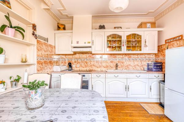 UNE BELLE OPPORTUNITÉ DANS L'UN DES SECTEURS LES PLUS RECHERCHÉS DE LIVRY-GARGAN.

Située dans le QUARTIER MARX DORMOY, réputé pour son environnement pavillonnaire, sa proximité des écoles, des commerces et des transports, cette maison de  séduira les familles en quête d'un cadre de vie agréable et pratique.

Bien entretenue et fonctionnelle, elle se compose, au rez-de-chaussée, d'une cuisine, d'une salle à manger conviviale, d'une chambre, d'une salle de bains avec WC ainsi que d'un WC indépendant, offrant la possibilité d'une VIE DE PLAIN-PIED.

À l'étage, un palier dessert DEUX CHAMBRES, une douche s ainsi qu'un  accès au grenier, idéal pour le rangement.

À l'extérieur, vous profiterez d'espaces annexes particulièrement appréciables : une BUANDERIE AVEC CUISINE D'ÉTÉ, un CELLIER, un ATELIER, une COUR PERMETTANT LE STATIONNEMENT DE PLUSIEURS VÉHICULES ainsi qu'un JARDIN, parfait pour les moments de détente en famille.

LES ATOUTS DU BIEN

- QUARTIER MARX DORMOY, SECTEUR RECHERCHÉ DE LIVRY-GARGAN
- MAISON BIEN ENTRETENUE
- 3 CHAMBRES, DONT UNE AU REZ-DE-CHAUSSÉE
-  2 WC
- BUANDERIE AVEC CUISINE D'ÉTÉ
- CELLIER ET ATELIER
- COUR DE STATIONNEMENT
- JARDIN PRIVATIF

Cette maison offre un excellent compromis entre confort, fonctionnalité et potentiel d'aménagement. Son emplacement privilégié, associé à ses nombreuses dépendances et à son agréable extérieur, en fait un bien rare sur le secteur.

UNE VISITE S'IMPOSE !