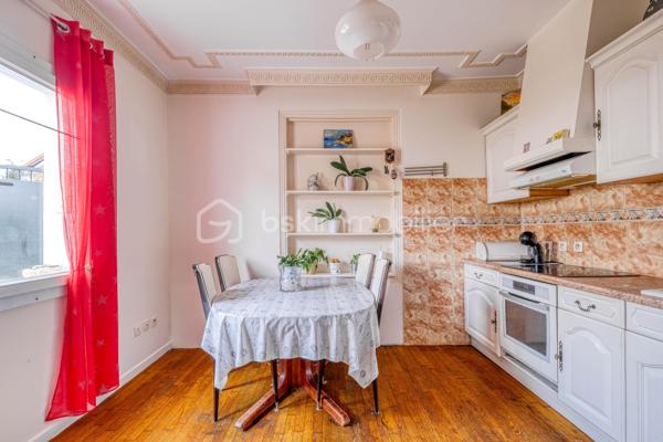 UNE BELLE OPPORTUNITÉ DANS L'UN DES SECTEURS LES PLUS RECHERCHÉS DE LIVRY-GARGAN.

Située dans le QUARTIER MARX DORMOY, réputé pour son environnement pavillonnaire, sa proximité des écoles, des commerces et des transports, cette maison de  séduira les familles en quête d'un cadre de vie agréable et pratique.

Bien entretenue et fonctionnelle, elle se compose, au rez-de-chaussée, d'une cuisine, d'une salle à manger conviviale, d'une chambre, d'une salle de bains avec WC ainsi que d'un WC indépendant, offrant la possibilité d'une VIE DE PLAIN-PIED.

À l'étage, un palier dessert DEUX CHAMBRES, une douche s ainsi qu'un  accès au grenier, idéal pour le rangement.

À l'extérieur, vous profiterez d'espaces annexes particulièrement appréciables : une BUANDERIE AVEC CUISINE D'ÉTÉ, un CELLIER, un ATELIER, une COUR PERMETTANT LE STATIONNEMENT DE PLUSIEURS VÉHICULES ainsi qu'un JARDIN, parfait pour les moments de détente en famille.

LES ATOUTS DU BIEN

- QUARTIER MARX DORMOY, SECTEUR RECHERCHÉ DE LIVRY-GARGAN
- MAISON BIEN ENTRETENUE
- 3 CHAMBRES, DONT UNE AU REZ-DE-CHAUSSÉE
-  2 WC
- BUANDERIE AVEC CUISINE D'ÉTÉ
- CELLIER ET ATELIER
- COUR DE STATIONNEMENT
- JARDIN PRIVATIF

Cette maison offre un excellent compromis entre confort, fonctionnalité et potentiel d'aménagement. Son emplacement privilégié, associé à ses nombreuses dépendances et à son agréable extérieur, en fait un bien rare sur le secteur.

UNE VISITE S'IMPOSE !