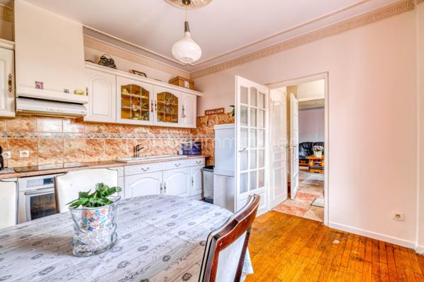 UNE BELLE OPPORTUNITÉ DANS L'UN DES SECTEURS LES PLUS RECHERCHÉS DE LIVRY-GARGAN.

Située dans le QUARTIER MARX DORMOY, réputé pour son environnement pavillonnaire, sa proximité des écoles, des commerces et des transports, cette maison de  séduira les familles en quête d'un cadre de vie agréable et pratique.

Bien entretenue et fonctionnelle, elle se compose, au rez-de-chaussée, d'une cuisine, d'une salle à manger conviviale, d'une chambre, d'une salle de bains avec WC ainsi que d'un WC indépendant, offrant la possibilité d'une VIE DE PLAIN-PIED.

À l'étage, un palier dessert DEUX CHAMBRES, une douche s ainsi qu'un  accès au grenier, idéal pour le rangement.

À l'extérieur, vous profiterez d'espaces annexes particulièrement appréciables : une BUANDERIE AVEC CUISINE D'ÉTÉ, un CELLIER, un ATELIER, une COUR PERMETTANT LE STATIONNEMENT DE PLUSIEURS VÉHICULES ainsi qu'un JARDIN, parfait pour les moments de détente en famille.

LES ATOUTS DU BIEN

- QUARTIER MARX DORMOY, SECTEUR RECHERCHÉ DE LIVRY-GARGAN
- MAISON BIEN ENTRETENUE
- 3 CHAMBRES, DONT UNE AU REZ-DE-CHAUSSÉE
-  2 WC
- BUANDERIE AVEC CUISINE D'ÉTÉ
- CELLIER ET ATELIER
- COUR DE STATIONNEMENT
- JARDIN PRIVATIF

Cette maison offre un excellent compromis entre confort, fonctionnalité et potentiel d'aménagement. Son emplacement privilégié, associé à ses nombreuses dépendances et à son agréable extérieur, en fait un bien rare sur le secteur.

UNE VISITE S'IMPOSE !