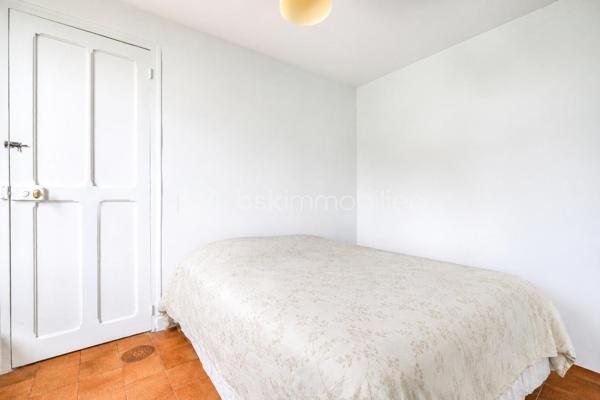 UNE BELLE OPPORTUNITÉ DANS L'UN DES SECTEURS LES PLUS RECHERCHÉS DE LIVRY-GARGAN.

Située dans le QUARTIER MARX DORMOY, réputé pour son environnement pavillonnaire, sa proximité des écoles, des commerces et des transports, cette maison de  séduira les familles en quête d'un cadre de vie agréable et pratique.

Bien entretenue et fonctionnelle, elle se compose, au rez-de-chaussée, d'une cuisine, d'une salle à manger conviviale, d'une chambre, d'une salle de bains avec WC ainsi que d'un WC indépendant, offrant la possibilité d'une VIE DE PLAIN-PIED.

À l'étage, un palier dessert DEUX CHAMBRES, une douche s ainsi qu'un  accès au grenier, idéal pour le rangement.

À l'extérieur, vous profiterez d'espaces annexes particulièrement appréciables : une BUANDERIE AVEC CUISINE D'ÉTÉ, un CELLIER, un ATELIER, une COUR PERMETTANT LE STATIONNEMENT DE PLUSIEURS VÉHICULES ainsi qu'un JARDIN, parfait pour les moments de détente en famille.

LES ATOUTS DU BIEN

- QUARTIER MARX DORMOY, SECTEUR RECHERCHÉ DE LIVRY-GARGAN
- MAISON BIEN ENTRETENUE
- 3 CHAMBRES, DONT UNE AU REZ-DE-CHAUSSÉE
-  2 WC
- BUANDERIE AVEC CUISINE D'ÉTÉ
- CELLIER ET ATELIER
- COUR DE STATIONNEMENT
- JARDIN PRIVATIF

Cette maison offre un excellent compromis entre confort, fonctionnalité et potentiel d'aménagement. Son emplacement privilégié, associé à ses nombreuses dépendances et à son agréable extérieur, en fait un bien rare sur le secteur.

UNE VISITE S'IMPOSE !