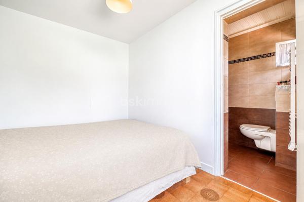 UNE BELLE OPPORTUNITÉ DANS L'UN DES SECTEURS LES PLUS RECHERCHÉS DE LIVRY-GARGAN.

Située dans le QUARTIER MARX DORMOY, réputé pour son environnement pavillonnaire, sa proximité des écoles, des commerces et des transports, cette maison de  séduira les familles en quête d'un cadre de vie agréable et pratique.

Bien entretenue et fonctionnelle, elle se compose, au rez-de-chaussée, d'une cuisine, d'une salle à manger conviviale, d'une chambre, d'une salle de bains avec WC ainsi que d'un WC indépendant, offrant la possibilité d'une VIE DE PLAIN-PIED.

À l'étage, un palier dessert DEUX CHAMBRES, une douche s ainsi qu'un  accès au grenier, idéal pour le rangement.

À l'extérieur, vous profiterez d'espaces annexes particulièrement appréciables : une BUANDERIE AVEC CUISINE D'ÉTÉ, un CELLIER, un ATELIER, une COUR PERMETTANT LE STATIONNEMENT DE PLUSIEURS VÉHICULES ainsi qu'un JARDIN, parfait pour les moments de détente en famille.

LES ATOUTS DU BIEN

- QUARTIER MARX DORMOY, SECTEUR RECHERCHÉ DE LIVRY-GARGAN
- MAISON BIEN ENTRETENUE
- 3 CHAMBRES, DONT UNE AU REZ-DE-CHAUSSÉE
-  2 WC
- BUANDERIE AVEC CUISINE D'ÉTÉ
- CELLIER ET ATELIER
- COUR DE STATIONNEMENT
- JARDIN PRIVATIF

Cette maison offre un excellent compromis entre confort, fonctionnalité et potentiel d'aménagement. Son emplacement privilégié, associé à ses nombreuses dépendances et à son agréable extérieur, en fait un bien rare sur le secteur.

UNE VISITE S'IMPOSE !