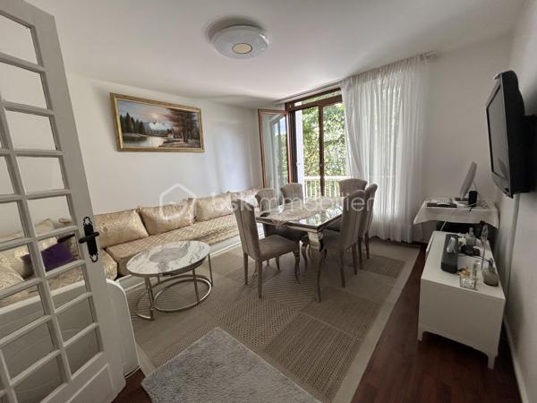 À  SAISIR Un  BEL Appartement familial F4 de 70 m2, résidence du Château à Ablon-sur-Seine. clé en main, alliant confort, calme, verdure et proximité de toutes les commodités. Une opportunité à découvrir sans tarder. Situé au 4e étage sans ascenseur, dans une résidence sécurisée, arborée et parfaitement entretenue avec gardien. Aucun travaux à prévoir : il ne vous reste plus qu'à poser vos valises. L'appartement se compose d'un séjour lumineux, d'une cuisine aménagée et entièrement équipée avec des matériaux de qualité, de trois chambres, d'une salle de bain et de WC séparés. Une cave en sous-sol vient compléter ce bien. 
Stationnement facilité grâce au parking réservé aux résidents et aux nombreuses places à proximité. Environnement idéal pour une famille : aire de jeux, école maternelle à quelques pas, école Maternel est accessible en cinq minutes à pied, ainsi que le collège privé Sacré-Cœur, de la 6e à la 3e, à proximité immédiate. Côté commodités, vous profiterez d'un magasin Grand Frais, de la boulangerie Marie Blachère, d'une épicerie située au sein de la résidence et de transports en commun accessibles à pied. Le diagnostic de performance énergétique (DPE) est classé D.