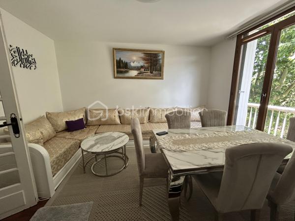 À  SAISIR Un  BEL Appartement familial F4 de 70 m2, résidence du Château à Ablon-sur-Seine. clé en main, alliant confort, calme, verdure et proximité de toutes les commodités. Une opportunité à découvrir sans tarder. Situé au 4e étage sans ascenseur, dans une résidence sécurisée, arborée et parfaitement entretenue avec gardien. Aucun travaux à prévoir : il ne vous reste plus qu'à poser vos valises. L'appartement se compose d'un séjour lumineux, d'une cuisine aménagée et entièrement équipée avec des matériaux de qualité, de trois chambres, d'une salle de bain et de WC séparés. Une cave en sous-sol vient compléter ce bien. 
Stationnement facilité grâce au parking réservé aux résidents et aux nombreuses places à proximité. Environnement idéal pour une famille : aire de jeux, école maternelle à quelques pas, école Maternel est accessible en cinq minutes à pied, ainsi que le collège privé Sacré-Cœur, de la 6e à la 3e, à proximité immédiate. Côté commodités, vous profiterez d'un magasin Grand Frais, de la boulangerie Marie Blachère, d'une épicerie située au sein de la résidence et de transports en commun accessibles à pied. Le diagnostic de performance énergétique (DPE) est classé D.
