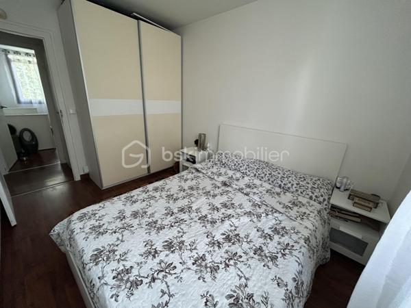 À  SAISIR Un  BEL Appartement familial F4 de 70 m2, résidence du Château à Ablon-sur-Seine. clé en main, alliant confort, calme, verdure et proximité de toutes les commodités. Une opportunité à découvrir sans tarder. Situé au 4e étage sans ascenseur, dans une résidence sécurisée, arborée et parfaitement entretenue avec gardien. Aucun travaux à prévoir : il ne vous reste plus qu'à poser vos valises. L'appartement se compose d'un séjour lumineux, d'une cuisine aménagée et entièrement équipée avec des matériaux de qualité, de trois chambres, d'une salle de bain et de WC séparés. Une cave en sous-sol vient compléter ce bien. 
Stationnement facilité grâce au parking réservé aux résidents et aux nombreuses places à proximité. Environnement idéal pour une famille : aire de jeux, école maternelle à quelques pas, école Maternel est accessible en cinq minutes à pied, ainsi que le collège privé Sacré-Cœur, de la 6e à la 3e, à proximité immédiate. Côté commodités, vous profiterez d'un magasin Grand Frais, de la boulangerie Marie Blachère, d'une épicerie située au sein de la résidence et de transports en commun accessibles à pied. Le diagnostic de performance énergétique (DPE) est classé D.