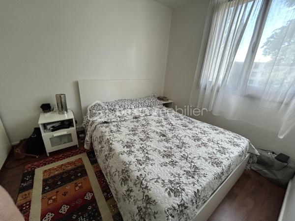 À  SAISIR Un  BEL Appartement familial F4 de 70 m2, résidence du Château à Ablon-sur-Seine. clé en main, alliant confort, calme, verdure et proximité de toutes les commodités. Une opportunité à découvrir sans tarder. Situé au 4e étage sans ascenseur, dans une résidence sécurisée, arborée et parfaitement entretenue avec gardien. Aucun travaux à prévoir : il ne vous reste plus qu'à poser vos valises. L'appartement se compose d'un séjour lumineux, d'une cuisine aménagée et entièrement équipée avec des matériaux de qualité, de trois chambres, d'une salle de bain et de WC séparés. Une cave en sous-sol vient compléter ce bien. 
Stationnement facilité grâce au parking réservé aux résidents et aux nombreuses places à proximité. Environnement idéal pour une famille : aire de jeux, école maternelle à quelques pas, école Maternel est accessible en cinq minutes à pied, ainsi que le collège privé Sacré-Cœur, de la 6e à la 3e, à proximité immédiate. Côté commodités, vous profiterez d'un magasin Grand Frais, de la boulangerie Marie Blachère, d'une épicerie située au sein de la résidence et de transports en commun accessibles à pied. Le diagnostic de performance énergétique (DPE) est classé D.