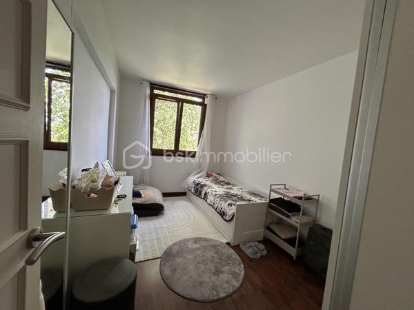 À  SAISIR Un  BEL Appartement familial F4 de 70 m2, résidence du Château à Ablon-sur-Seine. clé en main, alliant confort, calme, verdure et proximité de toutes les commodités. Une opportunité à découvrir sans tarder. Situé au 4e étage sans ascenseur, dans une résidence sécurisée, arborée et parfaitement entretenue avec gardien. Aucun travaux à prévoir : il ne vous reste plus qu'à poser vos valises. L'appartement se compose d'un séjour lumineux, d'une cuisine aménagée et entièrement équipée avec des matériaux de qualité, de trois chambres, d'une salle de bain et de WC séparés. Une cave en sous-sol vient compléter ce bien. 
Stationnement facilité grâce au parking réservé aux résidents et aux nombreuses places à proximité. Environnement idéal pour une famille : aire de jeux, école maternelle à quelques pas, école Maternel est accessible en cinq minutes à pied, ainsi que le collège privé Sacré-Cœur, de la 6e à la 3e, à proximité immédiate. Côté commodités, vous profiterez d'un magasin Grand Frais, de la boulangerie Marie Blachère, d'une épicerie située au sein de la résidence et de transports en commun accessibles à pied. Le diagnostic de performance énergétique (DPE) est classé D.