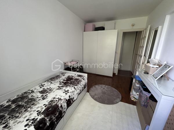 À  SAISIR Un  BEL Appartement familial F4 de 70 m2, résidence du Château à Ablon-sur-Seine. clé en main, alliant confort, calme, verdure et proximité de toutes les commodités. Une opportunité à découvrir sans tarder. Situé au 4e étage sans ascenseur, dans une résidence sécurisée, arborée et parfaitement entretenue avec gardien. Aucun travaux à prévoir : il ne vous reste plus qu'à poser vos valises. L'appartement se compose d'un séjour lumineux, d'une cuisine aménagée et entièrement équipée avec des matériaux de qualité, de trois chambres, d'une salle de bain et de WC séparés. Une cave en sous-sol vient compléter ce bien. 
Stationnement facilité grâce au parking réservé aux résidents et aux nombreuses places à proximité. Environnement idéal pour une famille : aire de jeux, école maternelle à quelques pas, école Maternel est accessible en cinq minutes à pied, ainsi que le collège privé Sacré-Cœur, de la 6e à la 3e, à proximité immédiate. Côté commodités, vous profiterez d'un magasin Grand Frais, de la boulangerie Marie Blachère, d'une épicerie située au sein de la résidence et de transports en commun accessibles à pied. Le diagnostic de performance énergétique (DPE) est classé D.