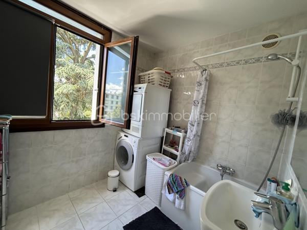À  SAISIR Un  BEL Appartement familial F4 de 70 m2, résidence du Château à Ablon-sur-Seine. clé en main, alliant confort, calme, verdure et proximité de toutes les commodités. Une opportunité à découvrir sans tarder. Situé au 4e étage sans ascenseur, dans une résidence sécurisée, arborée et parfaitement entretenue avec gardien. Aucun travaux à prévoir : il ne vous reste plus qu'à poser vos valises. L'appartement se compose d'un séjour lumineux, d'une cuisine aménagée et entièrement équipée avec des matériaux de qualité, de trois chambres, d'une salle de bain et de WC séparés. Une cave en sous-sol vient compléter ce bien. 
Stationnement facilité grâce au parking réservé aux résidents et aux nombreuses places à proximité. Environnement idéal pour une famille : aire de jeux, école maternelle à quelques pas, école Maternel est accessible en cinq minutes à pied, ainsi que le collège privé Sacré-Cœur, de la 6e à la 3e, à proximité immédiate. Côté commodités, vous profiterez d'un magasin Grand Frais, de la boulangerie Marie Blachère, d'une épicerie située au sein de la résidence et de transports en commun accessibles à pied. Le diagnostic de performance énergétique (DPE) est classé D.