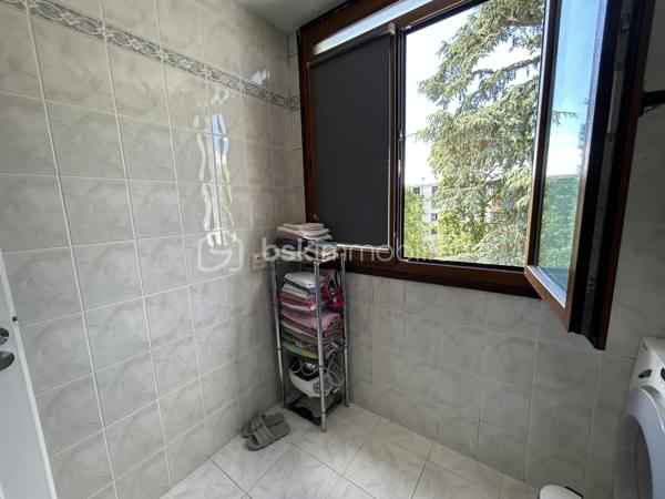À  SAISIR Un  BEL Appartement familial F4 de 70 m2, résidence du Château à Ablon-sur-Seine. clé en main, alliant confort, calme, verdure et proximité de toutes les commodités. Une opportunité à découvrir sans tarder. Situé au 4e étage sans ascenseur, dans une résidence sécurisée, arborée et parfaitement entretenue avec gardien. Aucun travaux à prévoir : il ne vous reste plus qu'à poser vos valises. L'appartement se compose d'un séjour lumineux, d'une cuisine aménagée et entièrement équipée avec des matériaux de qualité, de trois chambres, d'une salle de bain et de WC séparés. Une cave en sous-sol vient compléter ce bien. 
Stationnement facilité grâce au parking réservé aux résidents et aux nombreuses places à proximité. Environnement idéal pour une famille : aire de jeux, école maternelle à quelques pas, école Maternel est accessible en cinq minutes à pied, ainsi que le collège privé Sacré-Cœur, de la 6e à la 3e, à proximité immédiate. Côté commodités, vous profiterez d'un magasin Grand Frais, de la boulangerie Marie Blachère, d'une épicerie située au sein de la résidence et de transports en commun accessibles à pied. Le diagnostic de performance énergétique (DPE) est classé D.