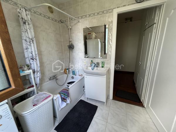 À  SAISIR Un  BEL Appartement familial F4 de 70 m2, résidence du Château à Ablon-sur-Seine. clé en main, alliant confort, calme, verdure et proximité de toutes les commodités. Une opportunité à découvrir sans tarder. Situé au 4e étage sans ascenseur, dans une résidence sécurisée, arborée et parfaitement entretenue avec gardien. Aucun travaux à prévoir : il ne vous reste plus qu'à poser vos valises. L'appartement se compose d'un séjour lumineux, d'une cuisine aménagée et entièrement équipée avec des matériaux de qualité, de trois chambres, d'une salle de bain et de WC séparés. Une cave en sous-sol vient compléter ce bien. 
Stationnement facilité grâce au parking réservé aux résidents et aux nombreuses places à proximité. Environnement idéal pour une famille : aire de jeux, école maternelle à quelques pas, école Maternel est accessible en cinq minutes à pied, ainsi que le collège privé Sacré-Cœur, de la 6e à la 3e, à proximité immédiate. Côté commodités, vous profiterez d'un magasin Grand Frais, de la boulangerie Marie Blachère, d'une épicerie située au sein de la résidence et de transports en commun accessibles à pied. Le diagnostic de performance énergétique (DPE) est classé D.