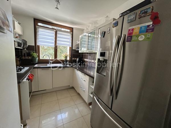 À  SAISIR Un  BEL Appartement familial F4 de 70 m2, résidence du Château à Ablon-sur-Seine. clé en main, alliant confort, calme, verdure et proximité de toutes les commodités. Une opportunité à découvrir sans tarder. Situé au 4e étage sans ascenseur, dans une résidence sécurisée, arborée et parfaitement entretenue avec gardien. Aucun travaux à prévoir : il ne vous reste plus qu'à poser vos valises. L'appartement se compose d'un séjour lumineux, d'une cuisine aménagée et entièrement équipée avec des matériaux de qualité, de trois chambres, d'une salle de bain et de WC séparés. Une cave en sous-sol vient compléter ce bien. 
Stationnement facilité grâce au parking réservé aux résidents et aux nombreuses places à proximité. Environnement idéal pour une famille : aire de jeux, école maternelle à quelques pas, école Maternel est accessible en cinq minutes à pied, ainsi que le collège privé Sacré-Cœur, de la 6e à la 3e, à proximité immédiate. Côté commodités, vous profiterez d'un magasin Grand Frais, de la boulangerie Marie Blachère, d'une épicerie située au sein de la résidence et de transports en commun accessibles à pied. Le diagnostic de performance énergétique (DPE) est classé D.