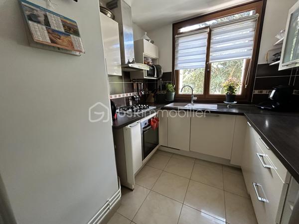 À  SAISIR Un  BEL Appartement familial F4 de 70 m2, résidence du Château à Ablon-sur-Seine. clé en main, alliant confort, calme, verdure et proximité de toutes les commodités. Une opportunité à découvrir sans tarder. Situé au 4e étage sans ascenseur, dans une résidence sécurisée, arborée et parfaitement entretenue avec gardien. Aucun travaux à prévoir : il ne vous reste plus qu'à poser vos valises. L'appartement se compose d'un séjour lumineux, d'une cuisine aménagée et entièrement équipée avec des matériaux de qualité, de trois chambres, d'une salle de bain et de WC séparés. Une cave en sous-sol vient compléter ce bien. 
Stationnement facilité grâce au parking réservé aux résidents et aux nombreuses places à proximité. Environnement idéal pour une famille : aire de jeux, école maternelle à quelques pas, école Maternel est accessible en cinq minutes à pied, ainsi que le collège privé Sacré-Cœur, de la 6e à la 3e, à proximité immédiate. Côté commodités, vous profiterez d'un magasin Grand Frais, de la boulangerie Marie Blachère, d'une épicerie située au sein de la résidence et de transports en commun accessibles à pied. Le diagnostic de performance énergétique (DPE) est classé D.