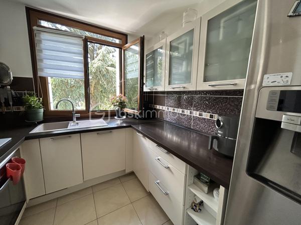 À  SAISIR Un  BEL Appartement familial F4 de 70 m2, résidence du Château à Ablon-sur-Seine. clé en main, alliant confort, calme, verdure et proximité de toutes les commodités. Une opportunité à découvrir sans tarder. Situé au 4e étage sans ascenseur, dans une résidence sécurisée, arborée et parfaitement entretenue avec gardien. Aucun travaux à prévoir : il ne vous reste plus qu'à poser vos valises. L'appartement se compose d'un séjour lumineux, d'une cuisine aménagée et entièrement équipée avec des matériaux de qualité, de trois chambres, d'une salle de bain et de WC séparés. Une cave en sous-sol vient compléter ce bien. 
Stationnement facilité grâce au parking réservé aux résidents et aux nombreuses places à proximité. Environnement idéal pour une famille : aire de jeux, école maternelle à quelques pas, école Maternel est accessible en cinq minutes à pied, ainsi que le collège privé Sacré-Cœur, de la 6e à la 3e, à proximité immédiate. Côté commodités, vous profiterez d'un magasin Grand Frais, de la boulangerie Marie Blachère, d'une épicerie située au sein de la résidence et de transports en commun accessibles à pied. Le diagnostic de performance énergétique (DPE) est classé D.