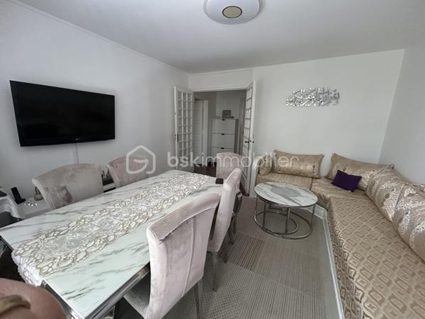 À  SAISIR Un  BEL Appartement familial F4 de 70 m2, résidence du Château à Ablon-sur-Seine. clé en main, alliant confort, calme, verdure et proximité de toutes les commodités. Une opportunité à découvrir sans tarder. Situé au 4e étage sans ascenseur, dans une résidence sécurisée, arborée et parfaitement entretenue avec gardien. Aucun travaux à prévoir : il ne vous reste plus qu'à poser vos valises. L'appartement se compose d'un séjour lumineux, d'une cuisine aménagée et entièrement équipée avec des matériaux de qualité, de trois chambres, d'une salle de bain et de WC séparés. Une cave en sous-sol vient compléter ce bien. 
Stationnement facilité grâce au parking réservé aux résidents et aux nombreuses places à proximité. Environnement idéal pour une famille : aire de jeux, école maternelle à quelques pas, école Maternel est accessible en cinq minutes à pied, ainsi que le collège privé Sacré-Cœur, de la 6e à la 3e, à proximité immédiate. Côté commodités, vous profiterez d'un magasin Grand Frais, de la boulangerie Marie Blachère, d'une épicerie située au sein de la résidence et de transports en commun accessibles à pied. Le diagnostic de performance énergétique (DPE) est classé D.