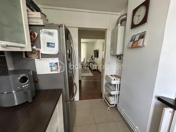 À  SAISIR Un  BEL Appartement familial F4 de 70 m2, résidence du Château à Ablon-sur-Seine. clé en main, alliant confort, calme, verdure et proximité de toutes les commodités. Une opportunité à découvrir sans tarder. Situé au 4e étage sans ascenseur, dans une résidence sécurisée, arborée et parfaitement entretenue avec gardien. Aucun travaux à prévoir : il ne vous reste plus qu'à poser vos valises. L'appartement se compose d'un séjour lumineux, d'une cuisine aménagée et entièrement équipée avec des matériaux de qualité, de trois chambres, d'une salle de bain et de WC séparés. Une cave en sous-sol vient compléter ce bien. 
Stationnement facilité grâce au parking réservé aux résidents et aux nombreuses places à proximité. Environnement idéal pour une famille : aire de jeux, école maternelle à quelques pas, école Maternel est accessible en cinq minutes à pied, ainsi que le collège privé Sacré-Cœur, de la 6e à la 3e, à proximité immédiate. Côté commodités, vous profiterez d'un magasin Grand Frais, de la boulangerie Marie Blachère, d'une épicerie située au sein de la résidence et de transports en commun accessibles à pied. Le diagnostic de performance énergétique (DPE) est classé D.