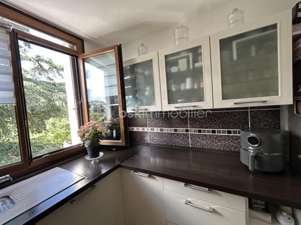 À  SAISIR Un  BEL Appartement familial F4 de 70 m2, résidence du Château à Ablon-sur-Seine. clé en main, alliant confort, calme, verdure et proximité de toutes les commodités. Une opportunité à découvrir sans tarder. Situé au 4e étage sans ascenseur, dans une résidence sécurisée, arborée et parfaitement entretenue avec gardien. Aucun travaux à prévoir : il ne vous reste plus qu'à poser vos valises. L'appartement se compose d'un séjour lumineux, d'une cuisine aménagée et entièrement équipée avec des matériaux de qualité, de trois chambres, d'une salle de bain et de WC séparés. Une cave en sous-sol vient compléter ce bien. 
Stationnement facilité grâce au parking réservé aux résidents et aux nombreuses places à proximité. Environnement idéal pour une famille : aire de jeux, école maternelle à quelques pas, école Maternel est accessible en cinq minutes à pied, ainsi que le collège privé Sacré-Cœur, de la 6e à la 3e, à proximité immédiate. Côté commodités, vous profiterez d'un magasin Grand Frais, de la boulangerie Marie Blachère, d'une épicerie située au sein de la résidence et de transports en commun accessibles à pied. Le diagnostic de performance énergétique (DPE) est classé D.