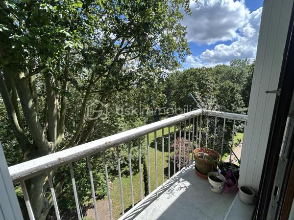 À  SAISIR Un  BEL Appartement familial F4 de 70 m2, résidence du Château à Ablon-sur-Seine. clé en main, alliant confort, calme, verdure et proximité de toutes les commodités. Une opportunité à découvrir sans tarder. Situé au 4e étage sans ascenseur, dans une résidence sécurisée, arborée et parfaitement entretenue avec gardien. Aucun travaux à prévoir : il ne vous reste plus qu'à poser vos valises. L'appartement se compose d'un séjour lumineux, d'une cuisine aménagée et entièrement équipée avec des matériaux de qualité, de trois chambres, d'une salle de bain et de WC séparés. Une cave en sous-sol vient compléter ce bien. 
Stationnement facilité grâce au parking réservé aux résidents et aux nombreuses places à proximité. Environnement idéal pour une famille : aire de jeux, école maternelle à quelques pas, école Maternel est accessible en cinq minutes à pied, ainsi que le collège privé Sacré-Cœur, de la 6e à la 3e, à proximité immédiate. Côté commodités, vous profiterez d'un magasin Grand Frais, de la boulangerie Marie Blachère, d'une épicerie située au sein de la résidence et de transports en commun accessibles à pied. Le diagnostic de performance énergétique (DPE) est classé D.