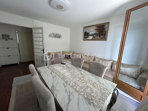 À  SAISIR Un  BEL Appartement familial F4 de 70 m2, résidence du Château à Ablon-sur-Seine. clé en main, alliant confort, calme, verdure et proximité de toutes les commodités. Une opportunité à découvrir sans tarder. Situé au 4e étage sans ascenseur, dans une résidence sécurisée, arborée et parfaitement entretenue avec gardien. Aucun travaux à prévoir : il ne vous reste plus qu'à poser vos valises. L'appartement se compose d'un séjour lumineux, d'une cuisine aménagée et entièrement équipée avec des matériaux de qualité, de trois chambres, d'une salle de bain et de WC séparés. Une cave en sous-sol vient compléter ce bien. 
Stationnement facilité grâce au parking réservé aux résidents et aux nombreuses places à proximité. Environnement idéal pour une famille : aire de jeux, école maternelle à quelques pas, école Maternel est accessible en cinq minutes à pied, ainsi que le collège privé Sacré-Cœur, de la 6e à la 3e, à proximité immédiate. Côté commodités, vous profiterez d'un magasin Grand Frais, de la boulangerie Marie Blachère, d'une épicerie située au sein de la résidence et de transports en commun accessibles à pied. Le diagnostic de performance énergétique (DPE) est classé D.