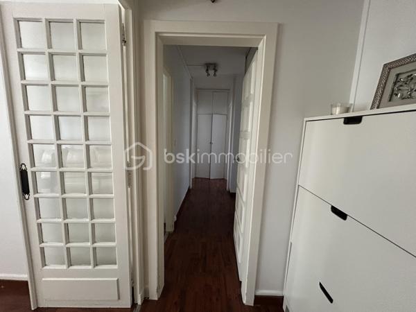 À  SAISIR Un  BEL Appartement familial F4 de 70 m2, résidence du Château à Ablon-sur-Seine. clé en main, alliant confort, calme, verdure et proximité de toutes les commodités. Une opportunité à découvrir sans tarder. Situé au 4e étage sans ascenseur, dans une résidence sécurisée, arborée et parfaitement entretenue avec gardien. Aucun travaux à prévoir : il ne vous reste plus qu'à poser vos valises. L'appartement se compose d'un séjour lumineux, d'une cuisine aménagée et entièrement équipée avec des matériaux de qualité, de trois chambres, d'une salle de bain et de WC séparés. Une cave en sous-sol vient compléter ce bien. 
Stationnement facilité grâce au parking réservé aux résidents et aux nombreuses places à proximité. Environnement idéal pour une famille : aire de jeux, école maternelle à quelques pas, école Maternel est accessible en cinq minutes à pied, ainsi que le collège privé Sacré-Cœur, de la 6e à la 3e, à proximité immédiate. Côté commodités, vous profiterez d'un magasin Grand Frais, de la boulangerie Marie Blachère, d'une épicerie située au sein de la résidence et de transports en commun accessibles à pied. Le diagnostic de performance énergétique (DPE) est classé D.