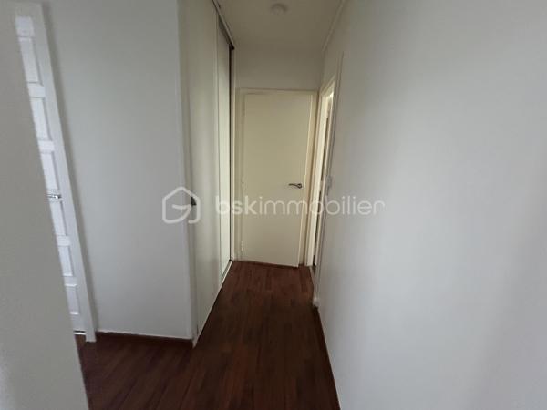 À  SAISIR Un  BEL Appartement familial F4 de 70 m2, résidence du Château à Ablon-sur-Seine. clé en main, alliant confort, calme, verdure et proximité de toutes les commodités. Une opportunité à découvrir sans tarder. Situé au 4e étage sans ascenseur, dans une résidence sécurisée, arborée et parfaitement entretenue avec gardien. Aucun travaux à prévoir : il ne vous reste plus qu'à poser vos valises. L'appartement se compose d'un séjour lumineux, d'une cuisine aménagée et entièrement équipée avec des matériaux de qualité, de trois chambres, d'une salle de bain et de WC séparés. Une cave en sous-sol vient compléter ce bien. 
Stationnement facilité grâce au parking réservé aux résidents et aux nombreuses places à proximité. Environnement idéal pour une famille : aire de jeux, école maternelle à quelques pas, école Maternel est accessible en cinq minutes à pied, ainsi que le collège privé Sacré-Cœur, de la 6e à la 3e, à proximité immédiate. Côté commodités, vous profiterez d'un magasin Grand Frais, de la boulangerie Marie Blachère, d'une épicerie située au sein de la résidence et de transports en commun accessibles à pied. Le diagnostic de performance énergétique (DPE) est classé D.