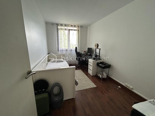 À  SAISIR Un  BEL Appartement familial F4 de 70 m2, résidence du Château à Ablon-sur-Seine. clé en main, alliant confort, calme, verdure et proximité de toutes les commodités. Une opportunité à découvrir sans tarder. Situé au 4e étage sans ascenseur, dans une résidence sécurisée, arborée et parfaitement entretenue avec gardien. Aucun travaux à prévoir : il ne vous reste plus qu'à poser vos valises. L'appartement se compose d'un séjour lumineux, d'une cuisine aménagée et entièrement équipée avec des matériaux de qualité, de trois chambres, d'une salle de bain et de WC séparés. Une cave en sous-sol vient compléter ce bien. 
Stationnement facilité grâce au parking réservé aux résidents et aux nombreuses places à proximité. Environnement idéal pour une famille : aire de jeux, école maternelle à quelques pas, école Maternel est accessible en cinq minutes à pied, ainsi que le collège privé Sacré-Cœur, de la 6e à la 3e, à proximité immédiate. Côté commodités, vous profiterez d'un magasin Grand Frais, de la boulangerie Marie Blachère, d'une épicerie située au sein de la résidence et de transports en commun accessibles à pied. Le diagnostic de performance énergétique (DPE) est classé D.