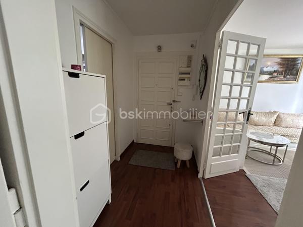 À  SAISIR Un  BEL Appartement familial F4 de 70 m2, résidence du Château à Ablon-sur-Seine. clé en main, alliant confort, calme, verdure et proximité de toutes les commodités. Une opportunité à découvrir sans tarder. Situé au 4e étage sans ascenseur, dans une résidence sécurisée, arborée et parfaitement entretenue avec gardien. Aucun travaux à prévoir : il ne vous reste plus qu'à poser vos valises. L'appartement se compose d'un séjour lumineux, d'une cuisine aménagée et entièrement équipée avec des matériaux de qualité, de trois chambres, d'une salle de bain et de WC séparés. Une cave en sous-sol vient compléter ce bien. 
Stationnement facilité grâce au parking réservé aux résidents et aux nombreuses places à proximité. Environnement idéal pour une famille : aire de jeux, école maternelle à quelques pas, école Maternel est accessible en cinq minutes à pied, ainsi que le collège privé Sacré-Cœur, de la 6e à la 3e, à proximité immédiate. Côté commodités, vous profiterez d'un magasin Grand Frais, de la boulangerie Marie Blachère, d'une épicerie située au sein de la résidence et de transports en commun accessibles à pied. Le diagnostic de performance énergétique (DPE) est classé D.
