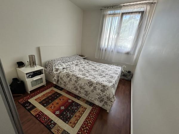 À  SAISIR Un  BEL Appartement familial F4 de 70 m2, résidence du Château à Ablon-sur-Seine. clé en main, alliant confort, calme, verdure et proximité de toutes les commodités. Une opportunité à découvrir sans tarder. Situé au 4e étage sans ascenseur, dans une résidence sécurisée, arborée et parfaitement entretenue avec gardien. Aucun travaux à prévoir : il ne vous reste plus qu'à poser vos valises. L'appartement se compose d'un séjour lumineux, d'une cuisine aménagée et entièrement équipée avec des matériaux de qualité, de trois chambres, d'une salle de bain et de WC séparés. Une cave en sous-sol vient compléter ce bien. 
Stationnement facilité grâce au parking réservé aux résidents et aux nombreuses places à proximité. Environnement idéal pour une famille : aire de jeux, école maternelle à quelques pas, école Maternel est accessible en cinq minutes à pied, ainsi que le collège privé Sacré-Cœur, de la 6e à la 3e, à proximité immédiate. Côté commodités, vous profiterez d'un magasin Grand Frais, de la boulangerie Marie Blachère, d'une épicerie située au sein de la résidence et de transports en commun accessibles à pied. Le diagnostic de performance énergétique (DPE) est classé D.