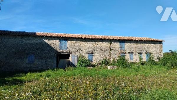 LONGERE A REHABILITER + 1 HECT. DE TERRE