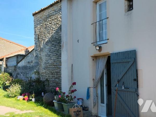 LONGERE A REHABILITER + 1 HECT. DE TERRE